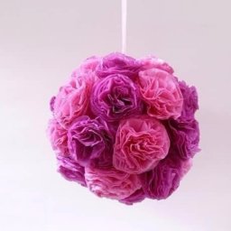 Яркий декоративный шар из бумаги для украшения интерьера