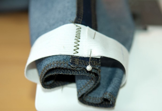 Как правильно пришить, притачать резинку к юбке на швейной машинке и вручную: способы, инструкция