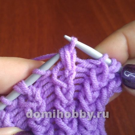 ​Красивая рельефная коса-резинка спицами