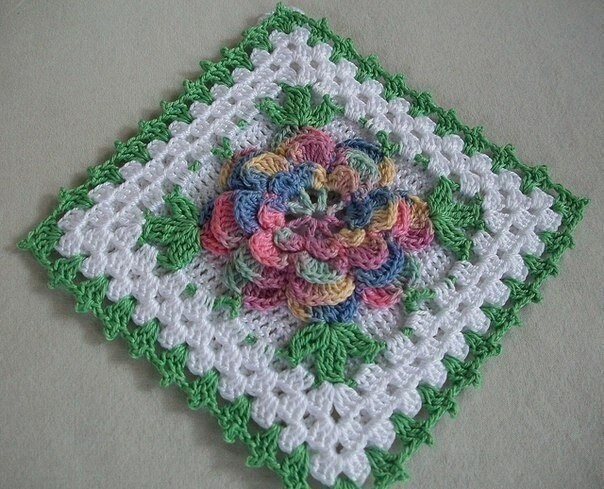 Бабушкин квадрат с цветком по центру Бабушкин квадрат с цветком по центру