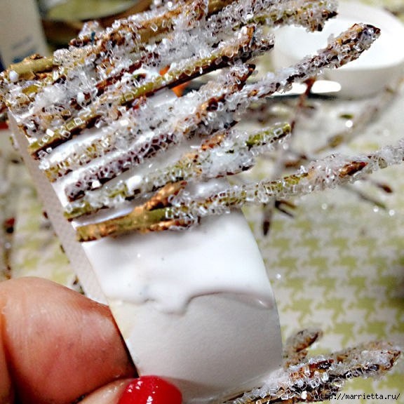 Подсвечник из блестящих веточек