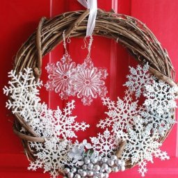 ​Новогодние веночки со снежинками: идеи для творчества