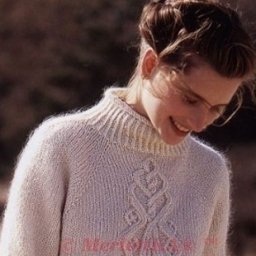 Расклешенный пуловер спицами с рельефным необычным узором