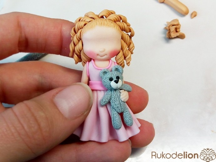 Брошь "Куколка" из полимерной глины