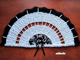 Декоративный веер из газетных трубочек