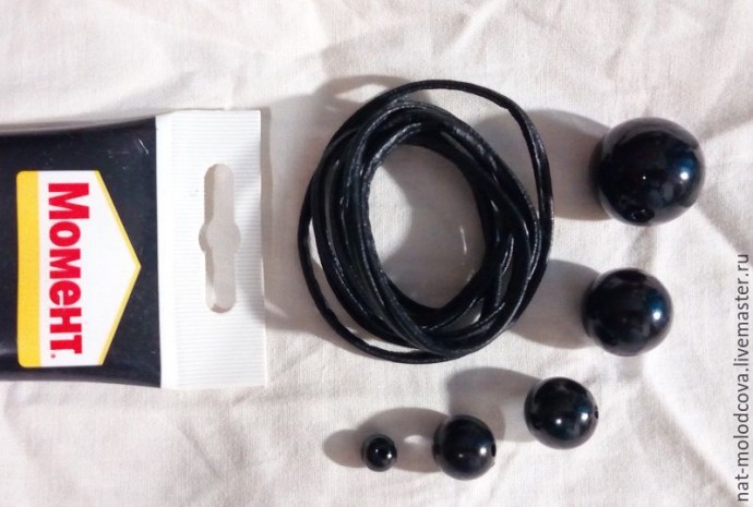 Колье из кожаного шнура и бусин