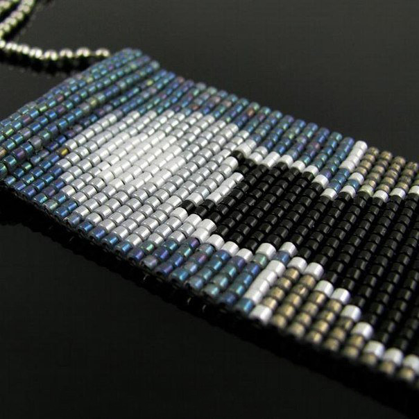 Кулон из бисера "Силуэт кошки на фоне луны" Кулон из бисера "Силуэт кошки на фоне луны"