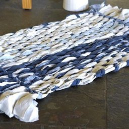 Плетём уютный коврик из остатков ткани