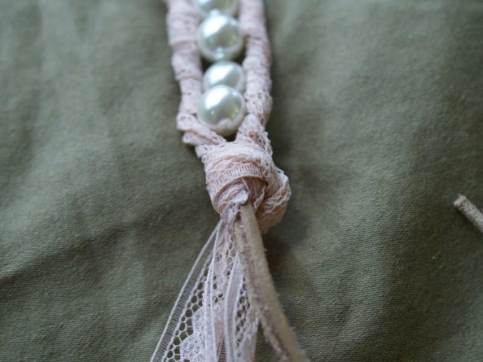 Браслет на кожаных шнурках, кружева и бусинок