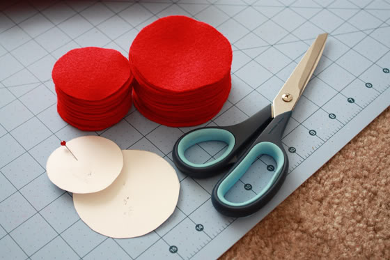 Декоративная подушка с цветком из фетра