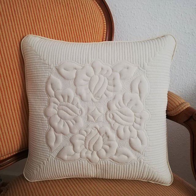 Декоративные подушечки, выполненные в технике Трапунто