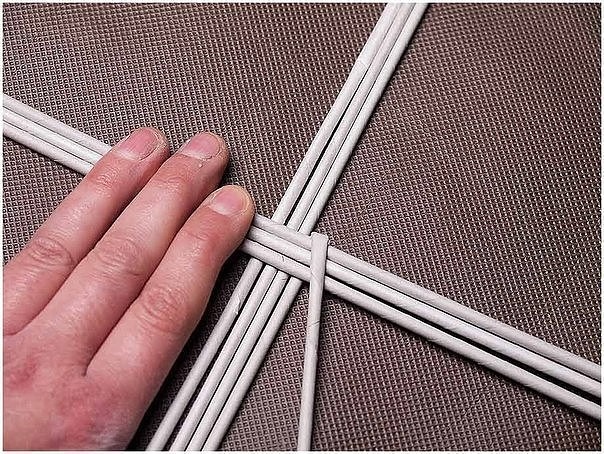 Делаем корзинку из газетных трубочек