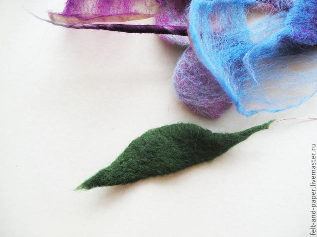 Брошь в виде розы из войлока и органзы Брошь в виде розы из войлока и органзы