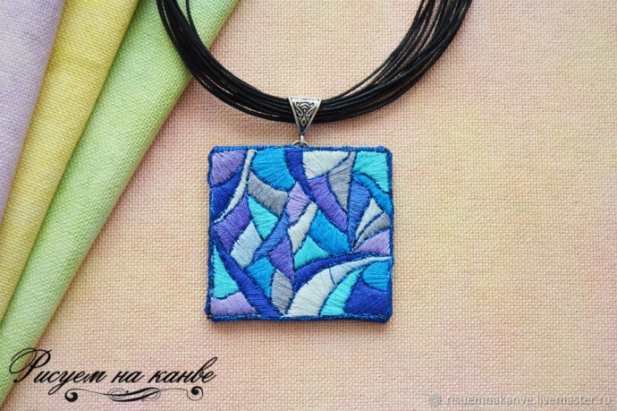 Колье с вышитым гладью кулоном