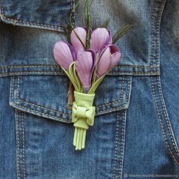 Мaстерим кожaную брошь с крокусами