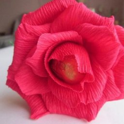 Объемная роза из гофрированной бумаги и конфет