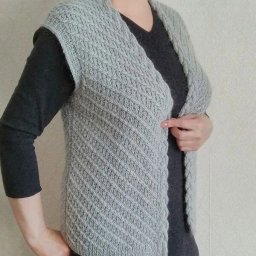 Женский жилет спицами узором диагональ
