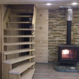 Деревянная лестница на второй этаж