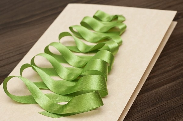 ​Новогодняя открытка с елочкой из лент