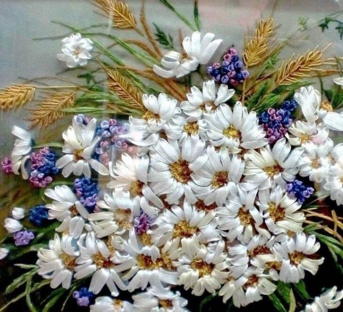 ​Великолепные цветы из лент: восхитительные идеи для творчества