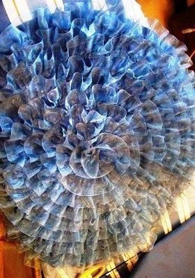 Декоративная подушечка с рюшами из органзы