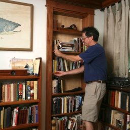 ​Книжный стеллаж с секретом