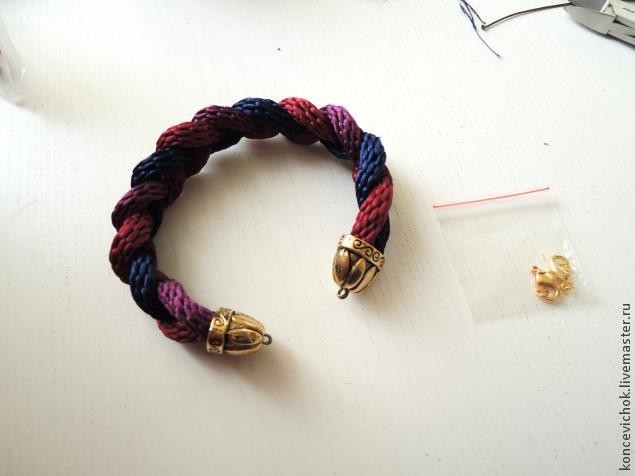 Браслет-коса из шнуров кумихимо