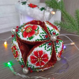 ​Необычные вышитые новогодние шары