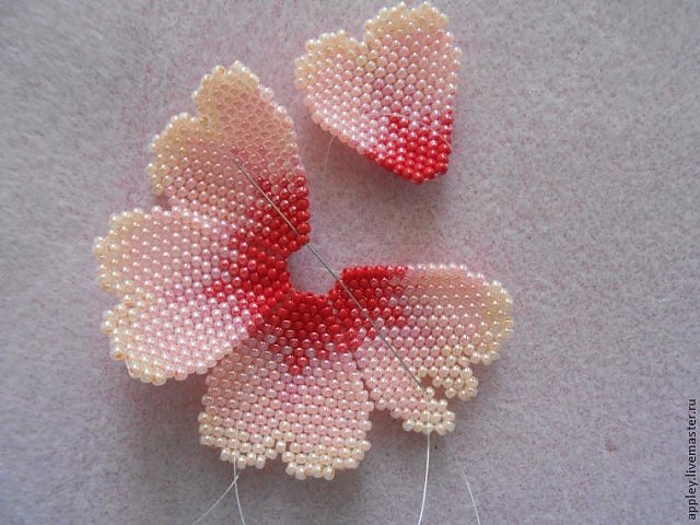 Как сплести маленький цветок из бисера