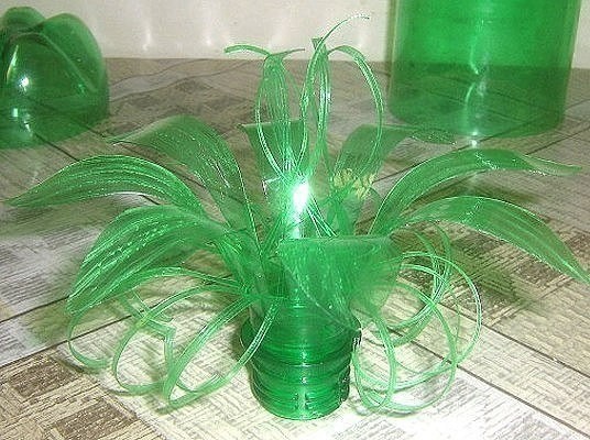 Цветок из пластиковой бутылки для дачного декора: мастер-класс