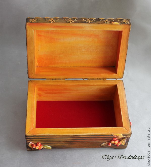 Шкатулка с объемной рябиной