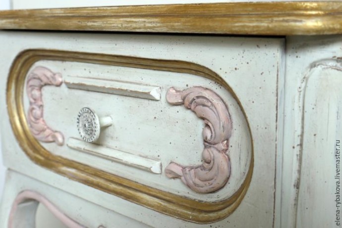 Превращаем обычный столик в антикварный