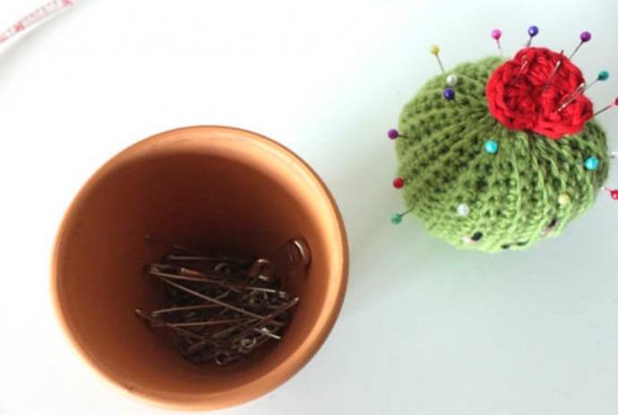 Потрясающая игольница в виде кактуса