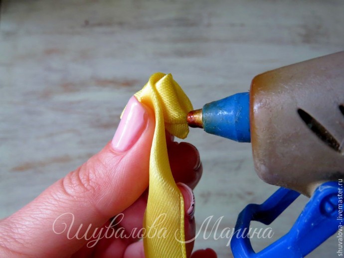 Простой способ сделать розу из ленты