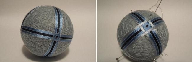 Темари или искусство вышивки на шарах: синий крест на сером фоне