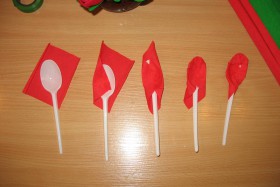 Букет тюльпанов из одноразовых ложек