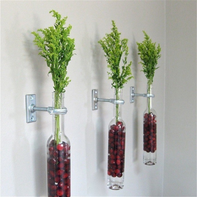 ​Декор из стеклянных бутылок с цветами