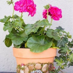 ​Домик из цветочного горшка