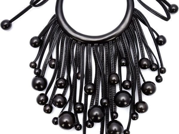 Колье из кожаного шнура и бусин