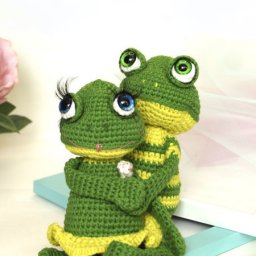 Вяжем счастливых интерьерных лягушек