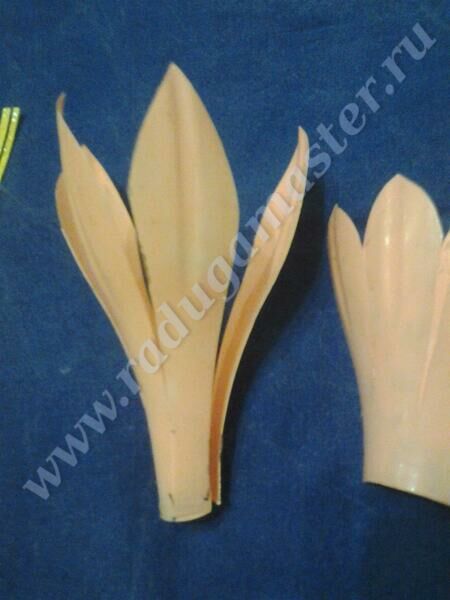 Крокусы из пластиковых бутылок