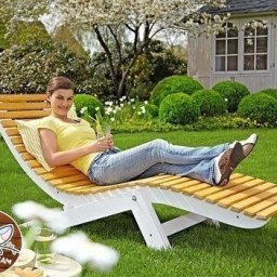 ​Удобный лежак для дачи