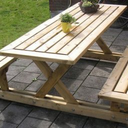 Деревянный стол и скамейки для дачи
