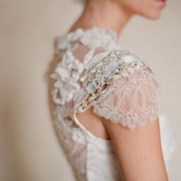 ​Акцент на детали праздничных платьев