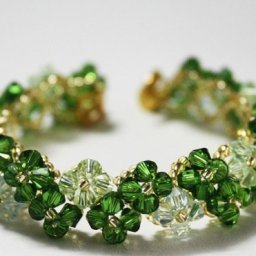 Изумрудный браслет из бисера и бусин