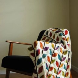 Уютный плед с разноцветными листьями