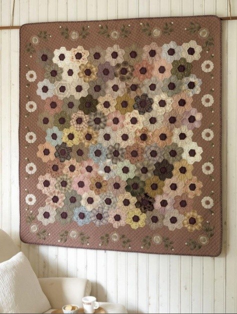 Лоскутное панно с сотами