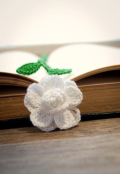 Милые небольшие вязаные закладки в виде цветочков