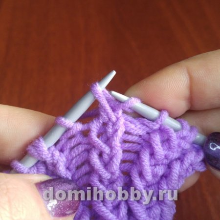 ​Красивая рельефная коса-резинка спицами