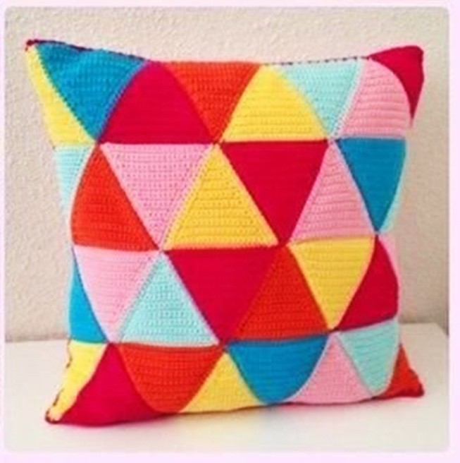 ​Подушка из разноцветных треугольных мотивов